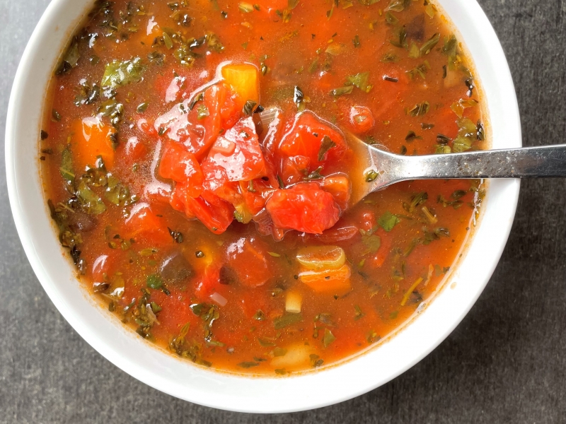 Bazsalikomos paradicsom leves